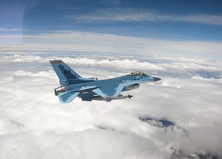 Mira el primer vuelo de un F-16C capaz de camuflarse como un Su-57 de Rusia