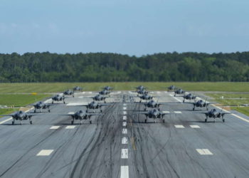 Fuerza Aérea de EE. UU realiza el primer ejercicio de “Paseo de Elefante” con 20 cazas F-35B
