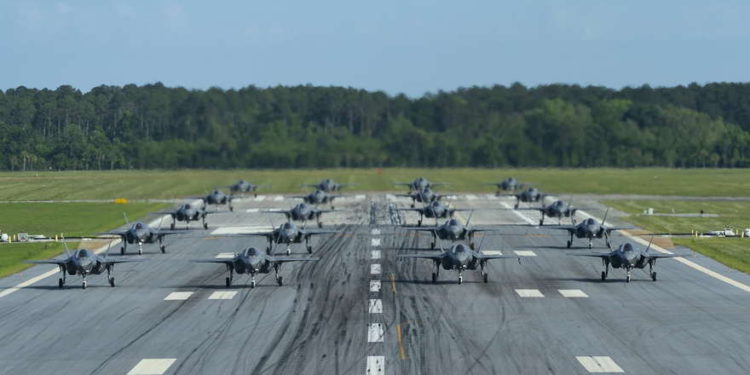 Fuerza Aérea de EE. UU realiza el primer ejercicio de “Paseo de Elefante” con 20 cazas F-35B