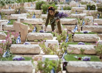 Soldado de las FDI en la ceremonia conmemorativa (Foto: EPA)