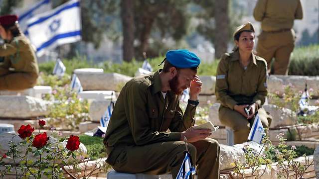 Soldados de las FDI en el servicio del Día de los Caídos en 2018 en el cementerio militar de Mount Herzl (Archivo) (Foto: Reuters)