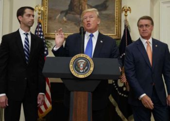 Senador Tom Cotton (izquierda), junto al presidente Trump y el Senador Perdue, dando a conocer la nueva propuesta sobre inmigración.