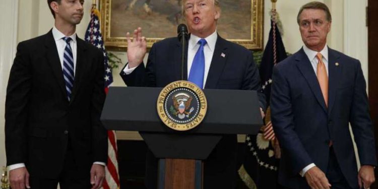 Senador Tom Cotton (izquierda), junto al presidente Trump y el Senador Perdue, dando a conocer la nueva propuesta sobre inmigración.