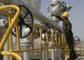 Un técnico petrolero iraní en el campo petrolífero de Azadegan, cerca de Ahvaz, Irán | Foto: AP / Vahid Salemi