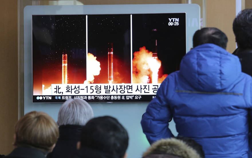 Ilustrativo: una pantalla de televisión muestra un programa de noticias local que informa sobre el lanzamiento de un misil en Corea del Norte, en la estación de tren de Seúl en Seúl, Corea del Sur, 30 de noviembre de 2017. (AP / Ahn Young-joon)