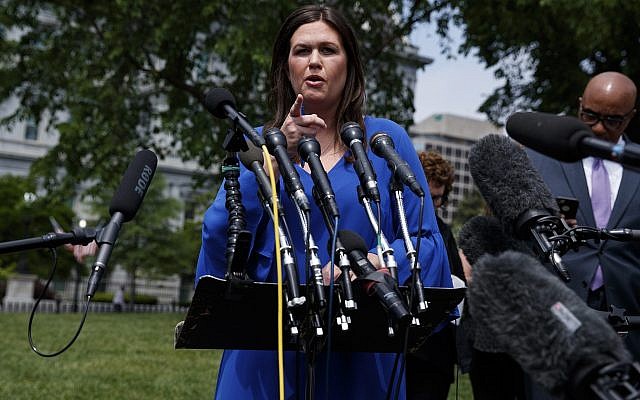 La secretaria de prensa de la Casa Blanca, Sarah Sanders, habla con reporteros fuera de la Casa Blanca, el viernes 3 de mayo de 2019, en Washington. (Foto AP / Evan Vucci)