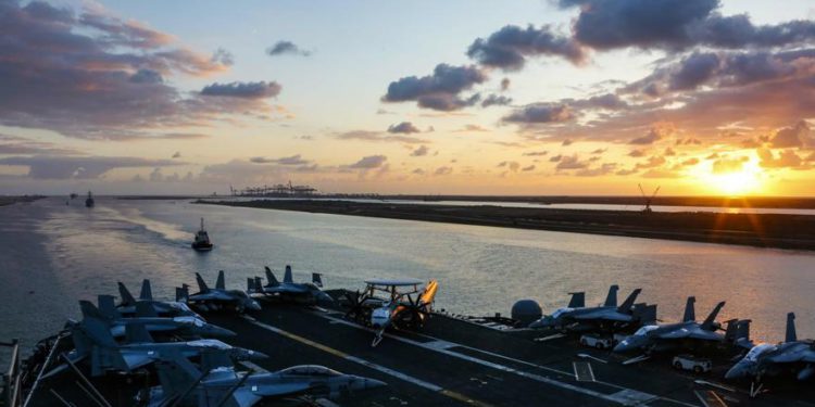 En esta foto del 9 de mayo de 2019 publicada por la Marina de los Estados Unidos, el portaaviones de la clase Nimitz USS Abraham Lincoln transita el Canal de Suez en Egipto. (Especialista en comunicación masiva Seaman Dan Snow, US Navy a través de AP)