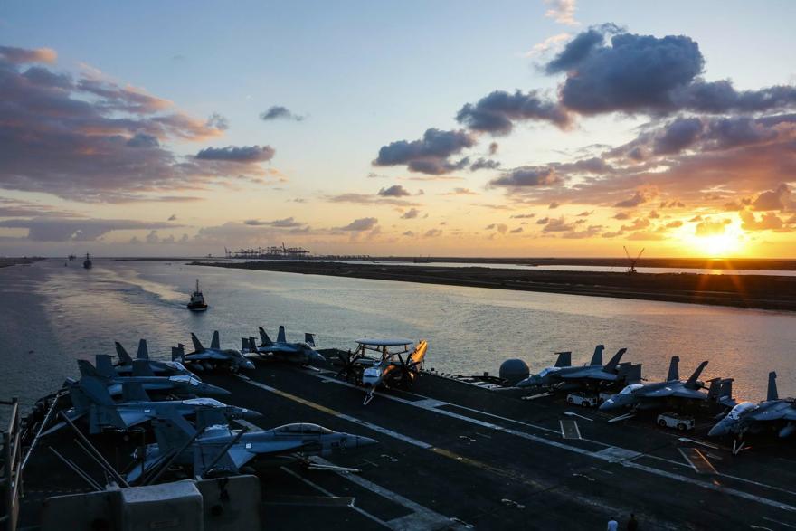 En esta foto del 9 de mayo de 2019 publicada por la Marina de los Estados Unidos, el portaaviones de la clase Nimitz USS Abraham Lincoln transita el Canal de Suez en Egipto. (Especialista en comunicación masiva Seaman Dan Snow, US Navy a través de AP)