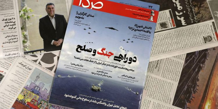 La portada de la edición del 11 de mayo de 2019 del semanario reformista iraní Seda, centro, se fotografía junto con otras publicaciones periódicas en Teherán, Irán, 12 de mayo de 2019. (AP Photo / Vahid Salemi)