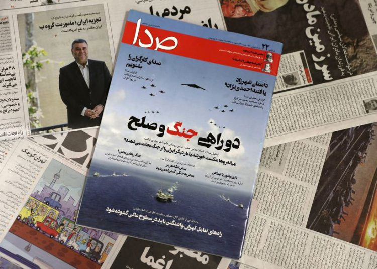 La portada de la edición del 11 de mayo de 2019 del semanario reformista iraní Seda, centro, se fotografía junto con otras publicaciones periódicas en Teherán, Irán, 12 de mayo de 2019. (AP Photo / Vahid Salemi)