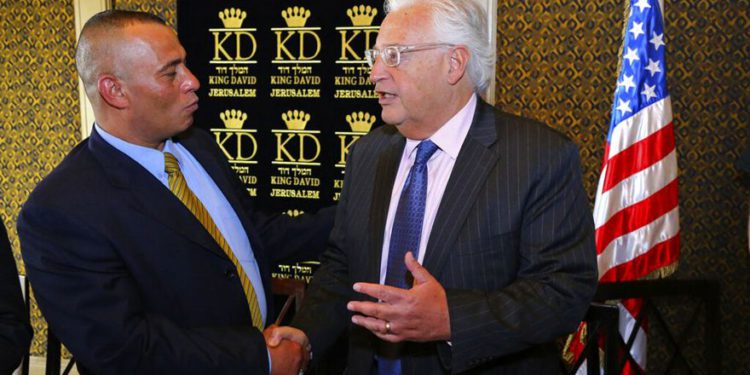 El empresario palestino Ashraf Jabari, a la izquierda, le da la mano al embajador de Estados Unidos en Israel, David Friedman, en el Hotel King David en Jerusalén. | Foto: Foto AP / Matanya Ofir