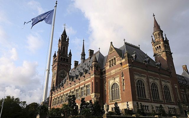 La bandera de las Naciones Unidas ondea al viento junto a la Corte Internacional de Justicia en La Haya, Países Bajos, 27 de agosto de 2018. (AP Photo / Mike Corder)