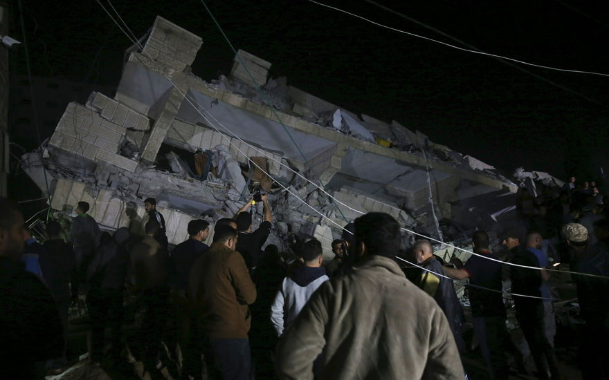 Los residentes inspeccionan los daños a un edificio en la ciudad de Gaza, 4 de mayo de 2019. (AP / Adel Hana)