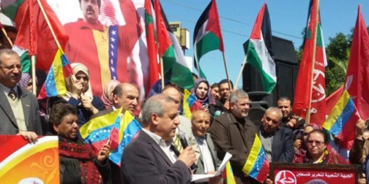 Palestinos se congregan en Ramallah para apoyar al dictador venezolano Nicolás Maduro