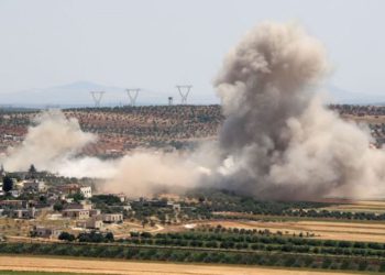 Oleadas de humo durante los informados bombardeos de las fuerzas del gobierno sirio en la aldea de Sheikh Mustafa en el campo sur de la provincia de Idlib, controlada por el yihadista, el 27 de mayo de 2019.