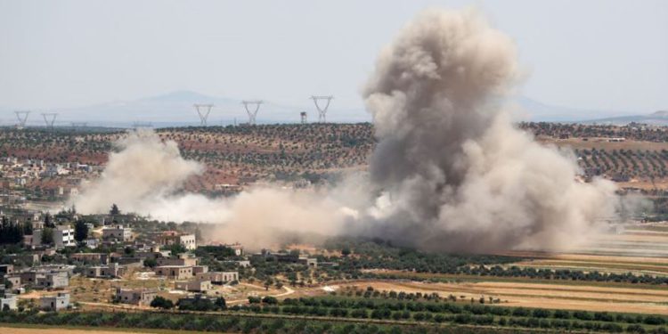 Oleadas de humo durante los informados bombardeos de las fuerzas del gobierno sirio en la aldea de Sheikh Mustafa en el campo sur de la provincia de Idlib, controlada por el yihadista, el 27 de mayo de 2019.