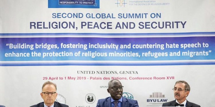 El Asesor Especial de las Naciones Unidas para la Prevención del Genocidio, Adama Dieng (centro), celebrado en Ginebra el 1 de mayo de 2019 en la Segunda Cumbre Mundial sobre Religión, Paz y Seguridad. (NACIONES UNIDAS)