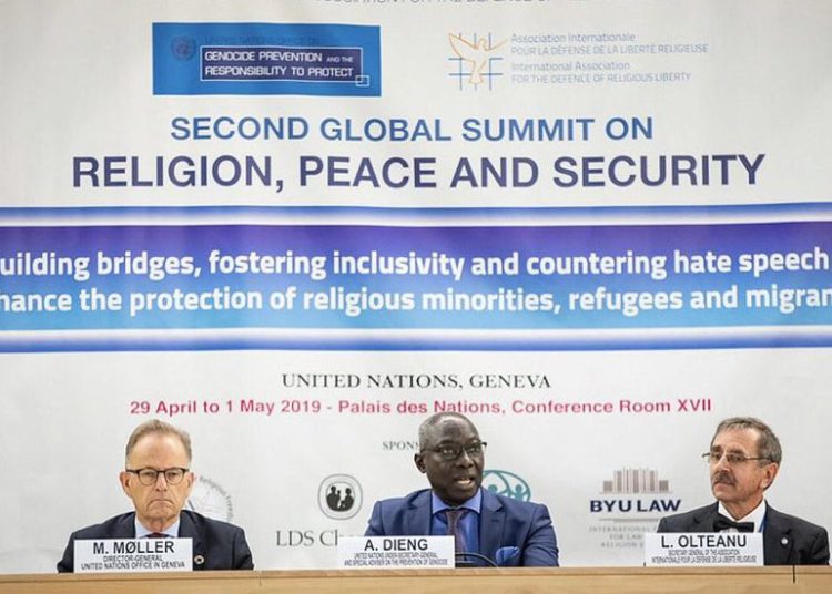 El Asesor Especial de las Naciones Unidas para la Prevención del Genocidio, Adama Dieng (centro), celebrado en Ginebra el 1 de mayo de 2019 en la Segunda Cumbre Mundial sobre Religión, Paz y Seguridad. (NACIONES UNIDAS)