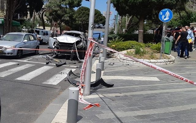 La escena de un aparente coche bomba relacionado con pandillas en Haifa el 3 de mayo de 2019. (Policía de Israel)