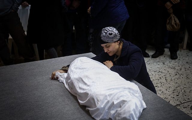 Adva Bitton, en el funeral de su hija Adele de 4 años, el 18 de febrero de 2015. (Crédito de la foto: Yonatan Sindel / FLASH90)