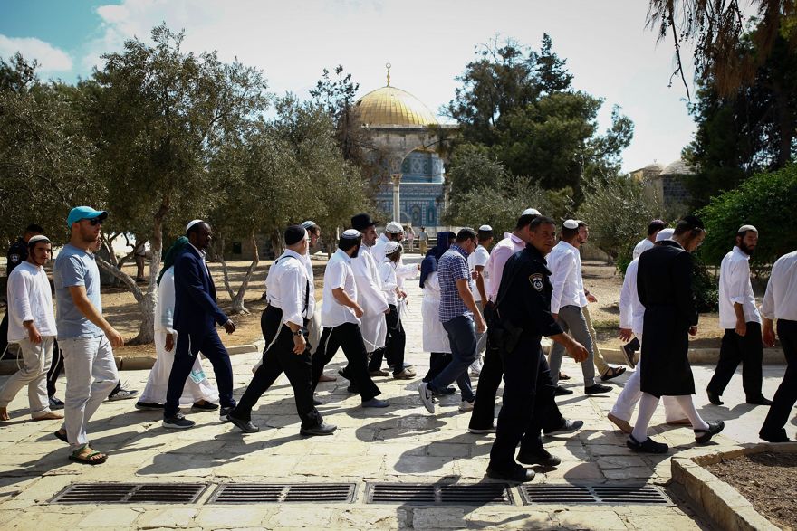 Las fuerzas de seguridad israelíes escoltan a un grupo de judíos religiosos cuando visitan el Monte del Templo en Yom Kippur, el 19 de septiembre de 2018. (Sliman Khader / Flash90)