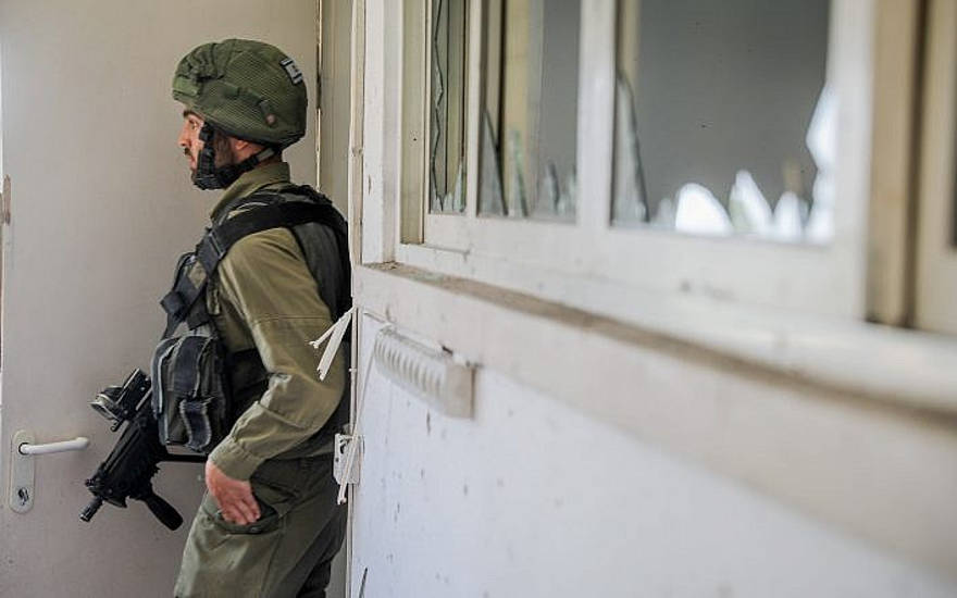 Un soldado israelí en la escena donde una casa fue alcanzada por un cohete disparado desde la Franja de Gaza en el sur de Israel el 4 de mayo de 2019 (Hadas Parush / Flash90)