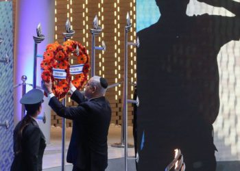 El primer ministro Benjamin Netanyahu deposita una corona durante una ceremonia estatal para el Día de Conmemoración en el cementerio militar del Monte Herzl en Jerusalén, 8 de mayo de 2019. (Marc Israel Sellem / Pool / Flash90)