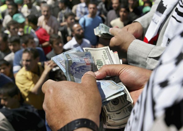 Los partidarios de Hamas palestinos se reúnen para donar objetos de valor y dinero en un esfuerzo por recaudar fondos para el Ministerio de Finanzas de Palestina | Foto: Getty Images