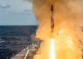 El destructor Hudner dispara un misil SM-2 durante un ejercicio de fuego real en la costa de Virginia el 25 de marzo de 2019. Corea del Sur pretende obtener más de $ 300 millones en SM-2. (Ben Cushwa / US Navy)