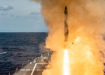 El destructor Hudner dispara un misil SM-2 durante un ejercicio de fuego real en la costa de Virginia el 25 de marzo de 2019. Corea del Sur pretende obtener más de $ 300 millones en SM-2. (Ben Cushwa / US Navy)