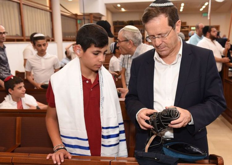 80 niños sordos israelíes celebran ceremonia conjunta de Bar Mitzvá en Jerusalem
