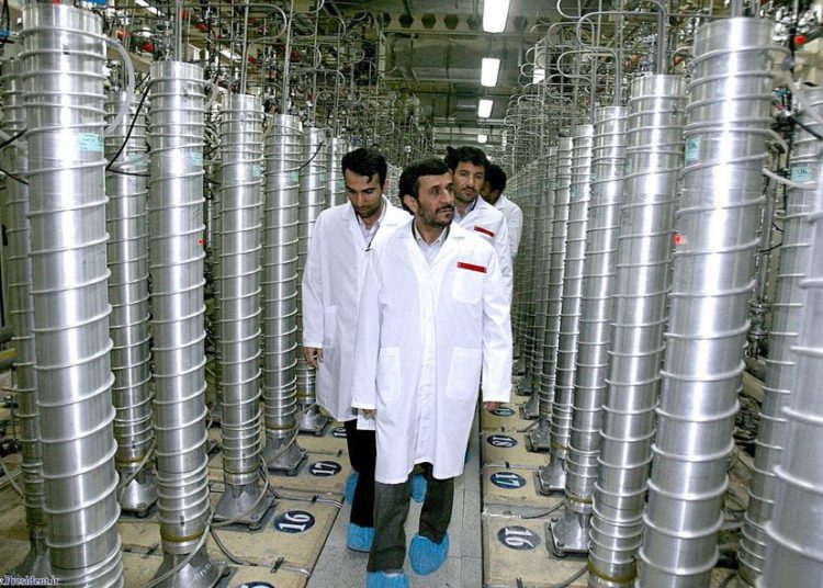El ex presidente iraní Mahmoud Ahmadinejad recorre la planta de Natanz | Foto: SITIO WEB DE LA OFICINA DE LA PRESIDENCIA DE AFP PHOTO / HO / IRAN