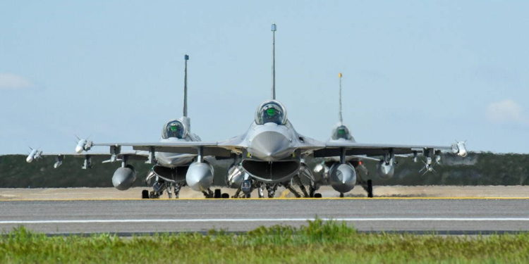 IAF: Tres cazas F-16 dañados por inundaciones estarán fuera de servicio tres meses