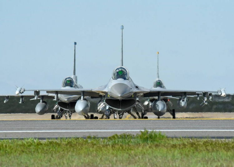 IAF: Tres cazas F-16 dañados por inundaciones estarán fuera de servicio tres meses
