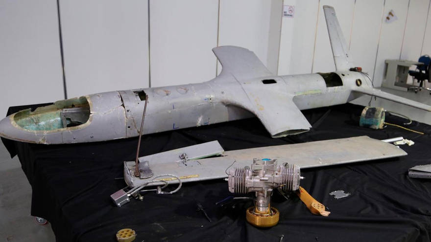 Hutíes respaldados por Irán atacan aeropuerto y base militar saudíes con dron cargado de bombas