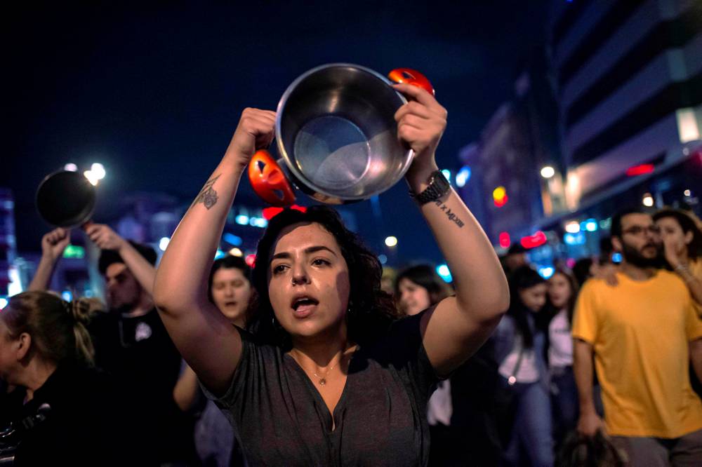 Los partidarios del alcalde de Estambul, Ekrem Imamoglu, gritan consignas contra el gobierno en una protesta contra la reelección de la elección de la alcaldía de Estambul en Estambul. 6 de mayo de 2019. AFP
