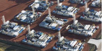 FOTO DE ARCHIVO: Las plataformas apiladas se ven junto con otros equipos de perforación petrolera inactivos en un depósito en Dickinson, Dakota del Norte, 26 de junio de 2015. REUTERS / Andrew Cullen