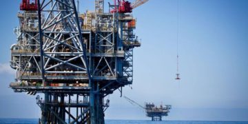 En medio del fuego de cohetes, Israel cierra el campo de gas de Tamar como precaución