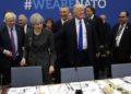 ARCHIVO - En este jueves, 25 de mayo de 2017, foto de archivo El presidente de Estados Unidos, Donald Trump, toca la espalda del primer ministro británico Theresa May durante una cena de trabajo en la sede de la OTAN durante una cumbre de jefes de estado y de gobierno de la OTAN en Bruselas. Theresa May dice que renunciará como líder conservadora del Reino Unido el 7 de junio, lo que generará un concurso para el próximo primer ministro británico. (Foto AP / Matt Dunham, Archivo)