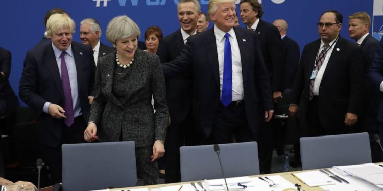 ARCHIVO - En este jueves, 25 de mayo de 2017, foto de archivo El presidente de Estados Unidos, Donald Trump, toca la espalda del primer ministro británico Theresa May durante una cena de trabajo en la sede de la OTAN durante una cumbre de jefes de estado y de gobierno de la OTAN en Bruselas. Theresa May dice que renunciará como líder conservadora del Reino Unido el 7 de junio, lo que generará un concurso para el próximo primer ministro británico. (Foto AP / Matt Dunham, Archivo)