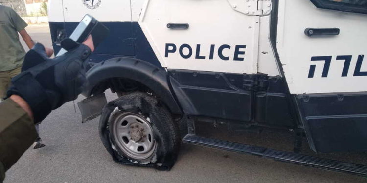 Un vehículo de la Policía de Israel luego de que sus neumáticos fueran golpeados supuestamente por colonos cerca de Yitzhar en el norte de Cisjordania el 25 de mayo de 2019. (Policía de Israel)