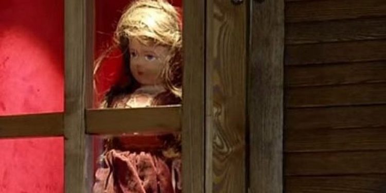 Un museo en Turquía muestra una muñeca que dice que tiene pelo de una niña judía asesinada en el Holocausto (captura de pantalla de YouTube)
