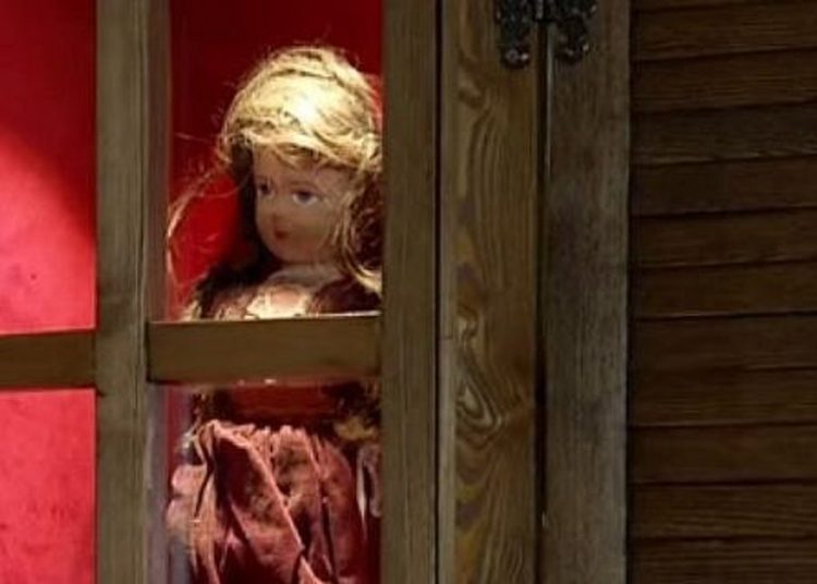 Un museo en Turquía muestra una muñeca que dice que tiene pelo de una niña judía asesinada en el Holocausto (captura de pantalla de YouTube)