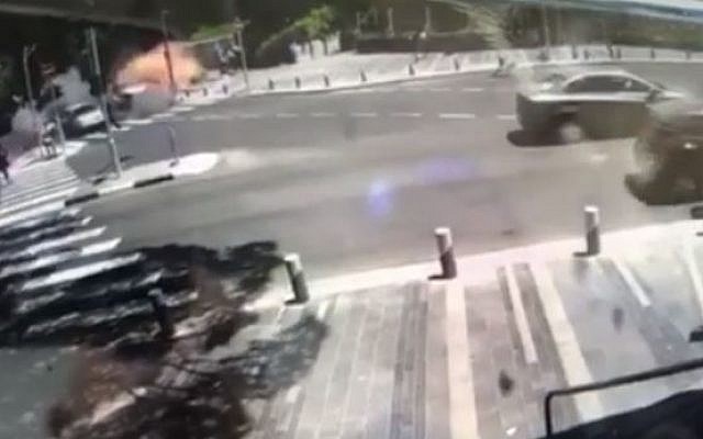 Un vehículo explota (arriba a la izquierda) en un presunto atentado con bomba relacionado con pandillas en Haifa el 3 de mayo de 2019 (Captura de pantalla / Ynet)