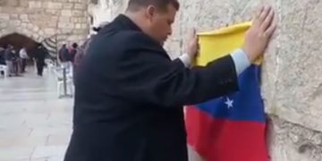 Diputado venezolano perseguido por Maduro visitó Israel y oró por Venezuela en el Muro Occidental