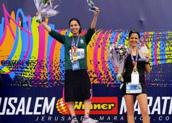 Beatie Deutsch está en el podio después de la Maratón de Ganadores de Jerusalén en 2018. Foto via facebook