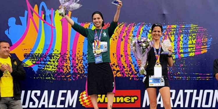Beatie Deutsch está en el podio después de la Maratón de Ganadores de Jerusalén en 2018. Foto via facebook