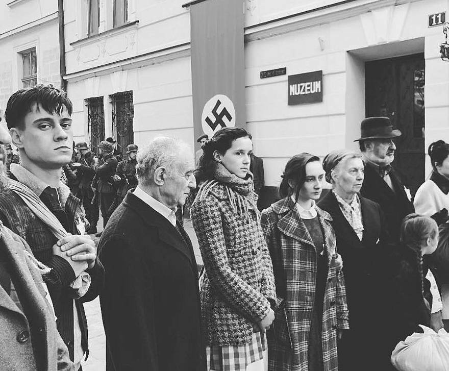 Miembros del reparto de Eva.Stories, el relato ficticio basado en Instagram de la historia real de Eva Heyman, una judía húngara de 13 años asesinada en un campo de concentración nazi en 1944. (Captura de pantalla del canal 12)
