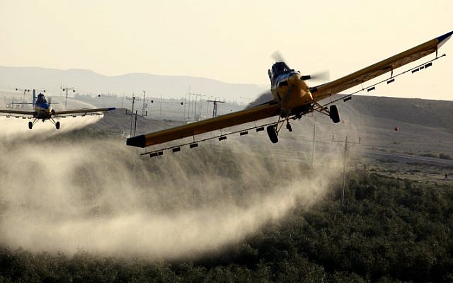 Aviones que rocían pesticidas en los campos en Ramat Hanegev el 11 de marzo de 2013. Enjambres de langostas invadieron el sur de Israel. (Flash90)