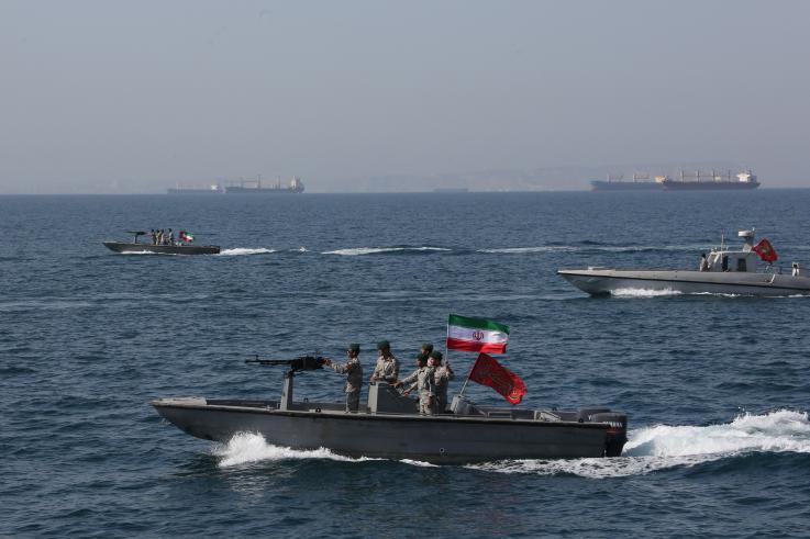 Los soldados iraníes participan en el "Día Nacional del Golfo Pérsico" en el Estrecho de Hormuz, el 30 de abril. Irán advirtió que podría interrumpir los envíos de petróleo en el principal punto de referencia petrolero del mundo si Estados Unidos aplica medidas para llevar a cero las exportaciones de la república islámica.